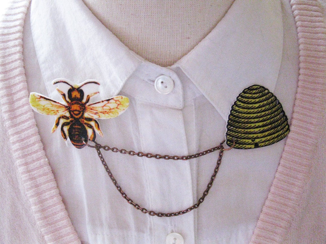 Bienen Brosche Geschenk Pin, Insektenhonig Doppelkragen Goldener Gelber Bienenstock Trend Einzigartiges Design Kitsch Für Ihren Eco Naturliebhaber Bienen Brosche Geschenk Pin, Insektenhonig Doppelkragen Goldener Gelber Bienenstock Trend Einzigartiges Design Kitsch Für Ihren Eco Naturliebhaber von whatanovelidea
