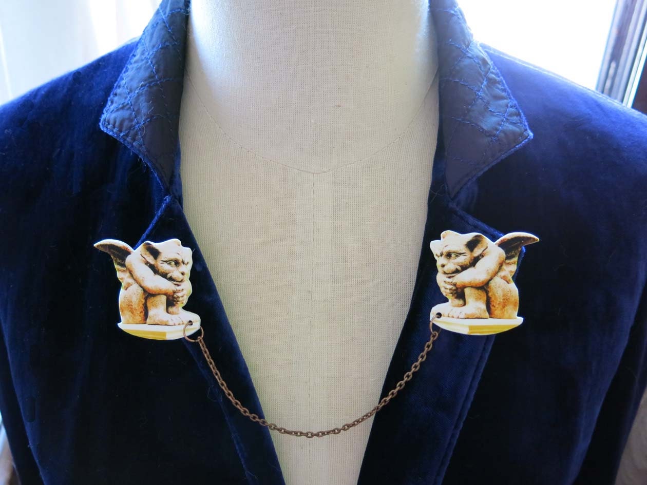 Brosche Halloween Der Wasserspeier Sehr Schrullig Pin Monster Doppel-Kragen, Weird Kuriosität Schmuck Lustige Statuen Französisch Paris Einzigartiger Brosche Halloween Der Wasserspeier Sehr Schrullig Pin Monster Doppel-Kragen, Weird Kuriosität Schmuck Lustige Statuen Französisch Paris Einzigartiger von whatanovelidea