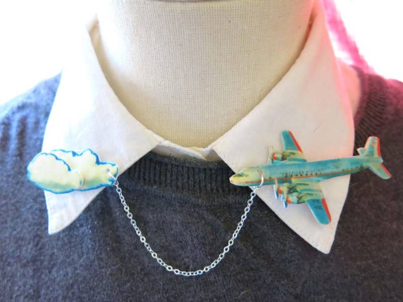 Flugzeug Und Wolken Brosche, Doppel Pin, Handgefertigt Für Sie, Luftfahrt, Cooles Geschenk, Pilot, Flugbegleiter, Weltreise, Ungewöhnlich, Für Kragen Flugzeug Und Wolken Brosche, Doppel Pin, Handgefertigt Für Sie, Luftfahrt, Cooles Geschenk, Pilot, Flugbegleiter, Weltreise, Ungewöhnlich, Für Kragen von whatanovelidea