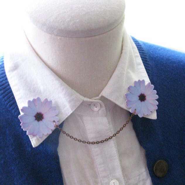 Gänseblümchen Kragen Doppel Brosche, Weiße Pins, Blume Revers Schmuck, Floral Sommer Style, Country Chic Einzigartiger Made in Canada Gänseblümchen Kragen Doppel Brosche, Weiße Pins, Blume Revers Schmuck, Floral Sommer Style, Country Chic Einzigartiger Made in Canada von whatanovelidea