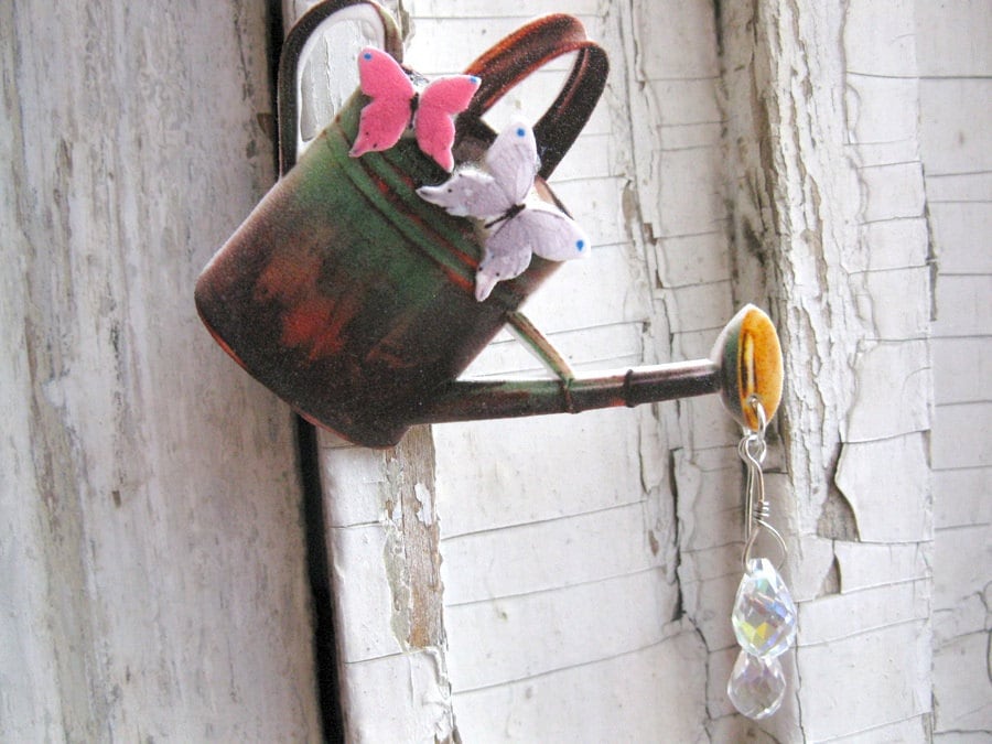 Gießkanne Brosche, Geschenk Für Gärtner, Cottage Chic Sie, Schmetterlinge Und Kristall Wassertropfen, Einzigartige Handgemacht Sommer Trend Gießkanne Brosche, Geschenk Für Gärtner, Cottage Chic Sie, Schmetterlinge Und Kristall Wassertropfen, Einzigartige Handgemacht Sommer Trend von whatanovelidea