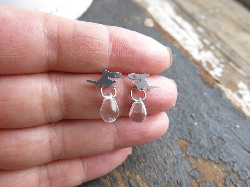 Hai Woche Ohrringe, Klare Wassertropfen Perlen, Post Schmuck, Ocean Nautical, Minimalist, Schrullig Fisch Ohrstecker, Für Mädchen, Frauen von whatanovelidea