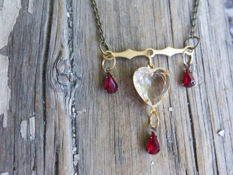 Herz Halskette Rubin Tropfen Kristallweiß Frau Freundin Teardrop Kronleuchter Perlen Messing Bar Schmuck Für Sie Geschenk Mom von whatanovelidea