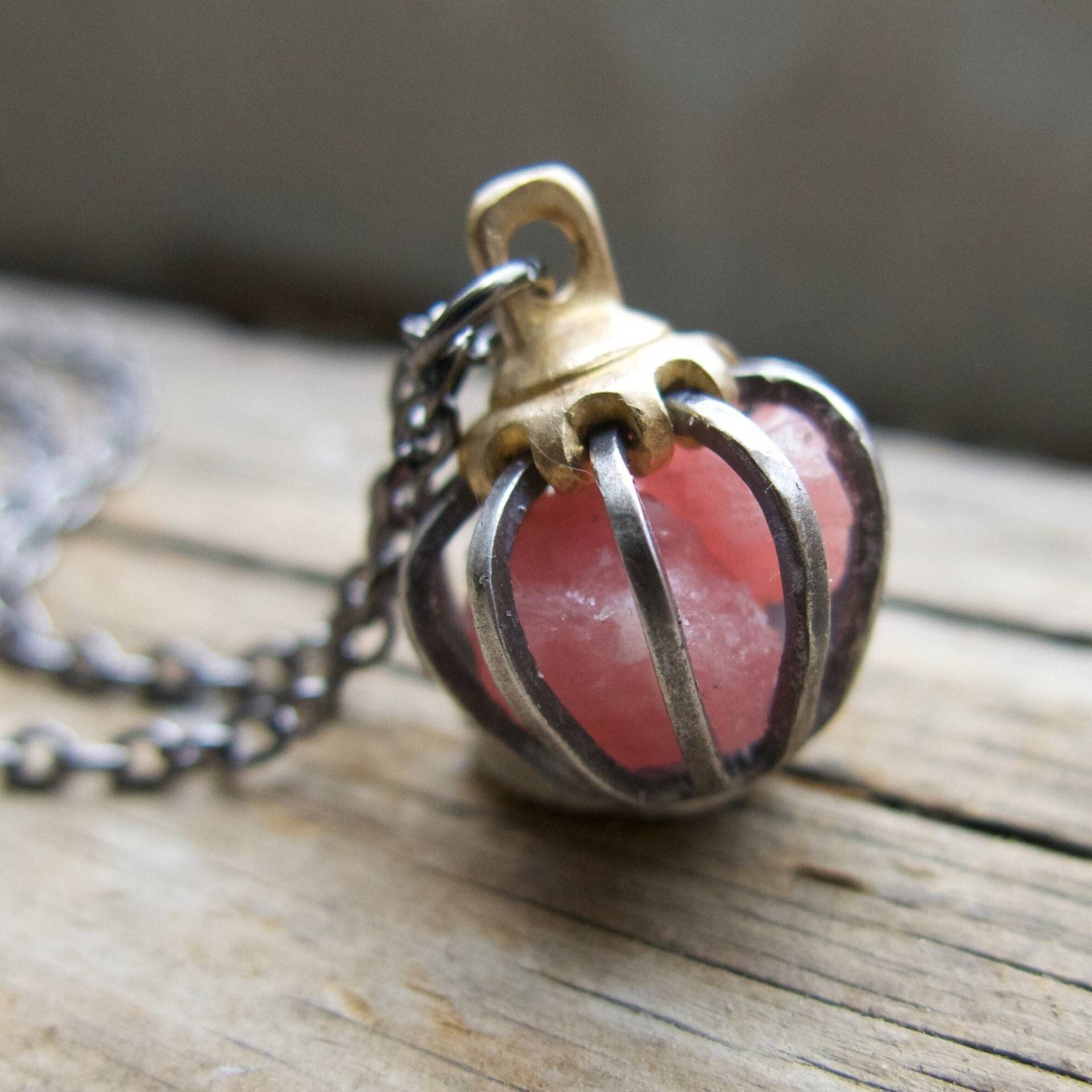 Rosa Rhodochrosit Halskette, Geburtstag Edelstein Geschenk, Freundin, Mutter, Frau Schmuck, Pastell Rohkristall Trend Liebe Birthstone Käfig Anhänger Rosa Rhodochrosit Halskette, Geburtstag Edelstein Geschenk, Freundin, Mutter, Frau Schmuck, Pastell Rohkristall Trend Liebe Birthstone Käfig Anhänger von whatanovelidea