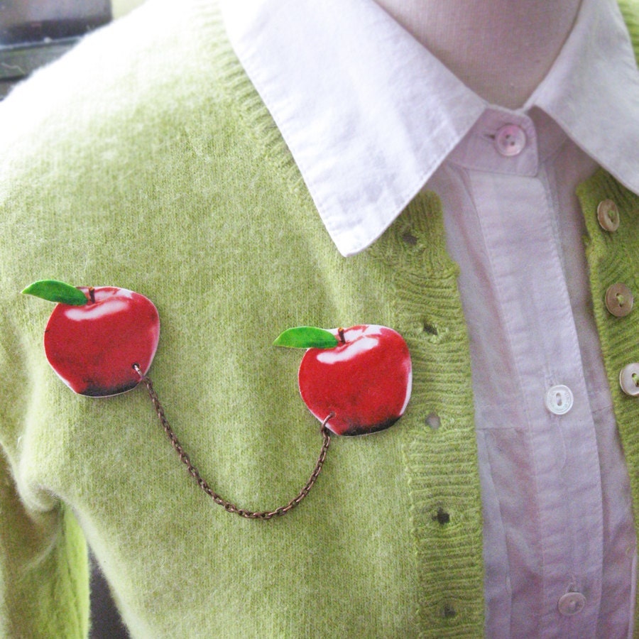 Roter Apfel Brosche, Doppelte Kragenbrosche, Geschenk Für Lehrer, Handgemachter Schmuck Sie, Spaß Einzigartig, Pullovernadel, Schrullig, Englisch Roter Apfel Brosche, Doppelte Kragenbrosche, Geschenk Für Lehrer, Handgemachter Schmuck Sie, Spaß Einzigartig, Pullovernadel, Schrullig, Englisch von whatanovelidea