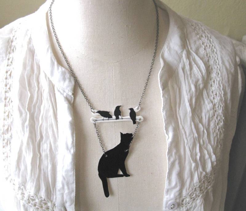 Schwarze Katze Mit Vögel Halskette, Tier Geschenk, Krähen Auf Einem Ast, Zweig Schmuck, Statement Lucky Pet Lover Silhouette, Made Canada Schwarze Katze Mit Vögel Halskette, Tier Geschenk, Krähen Auf Einem Ast, Zweig Schmuck, Statement Lucky Pet Lover Silhouette, Made Canada von whatanovelidea