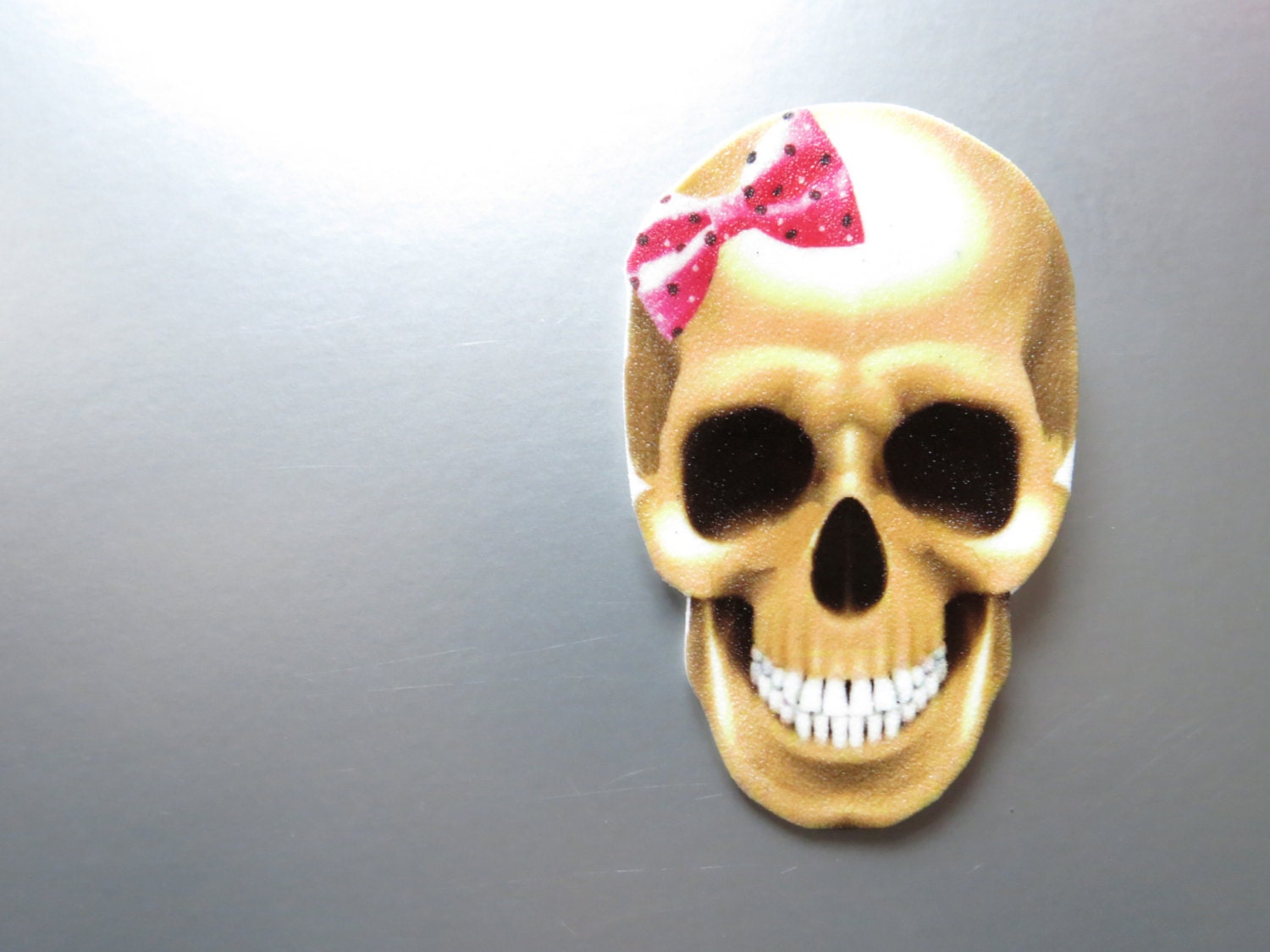 Totenkopf Brosche Mit Pink Schleife Halloween Rockabilly Geekery Schmuck Für Frauen Goth Gothic Schrulliger Acryl Bild von whatanovelidea