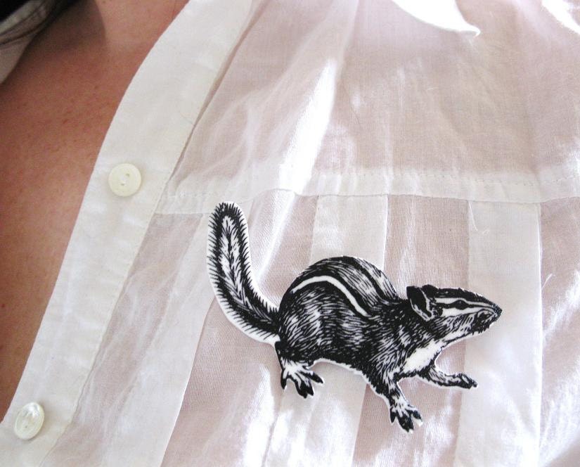 streifenhörnchen Brosche, Waldtier Pin, Schwarzweiss Nagetier, Niedliche Wald Critter Kreatur, Bild Schmuck Für Ihre Ungewöhnliche Tragbare Kunst von whatanovelidea