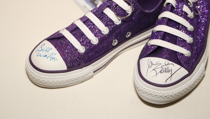 Bill Walton Und John Salley Autographs On Converse Sneakers Schuhe Basketball Nba Champions in Den 1980Er 1990Er Jahren von whatever1990s