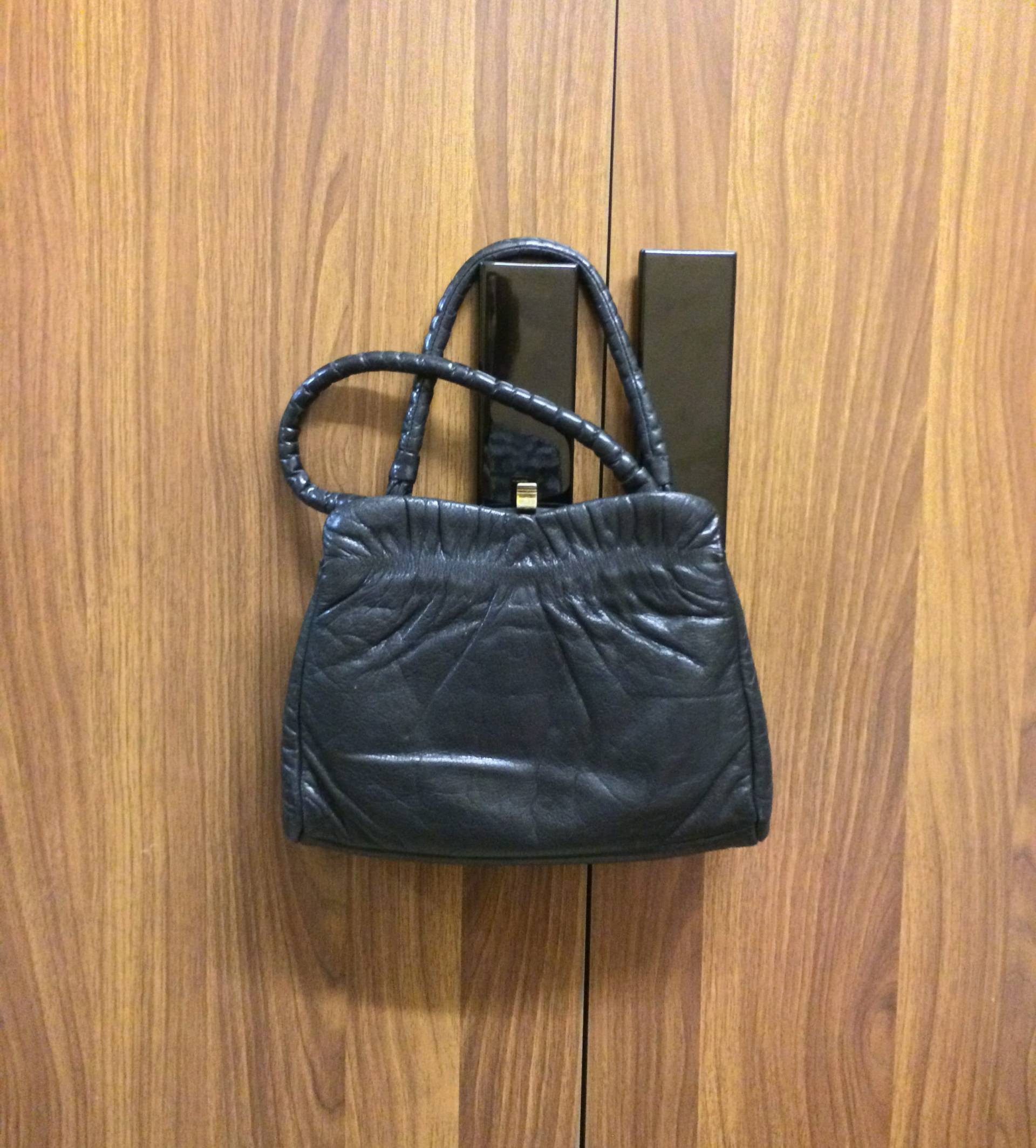 60S Vintage Schwarz Leder Jackie O Style Geldbörse Top Henkel Handtasche 60S Vintage Schwarz Leder Jackie O Style Geldbörse Top Henkel Handtasche von whatthefunk