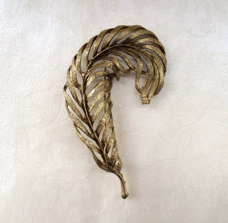 80S Feder Brosche Aus Metall, Messingfarben von whatthefunk