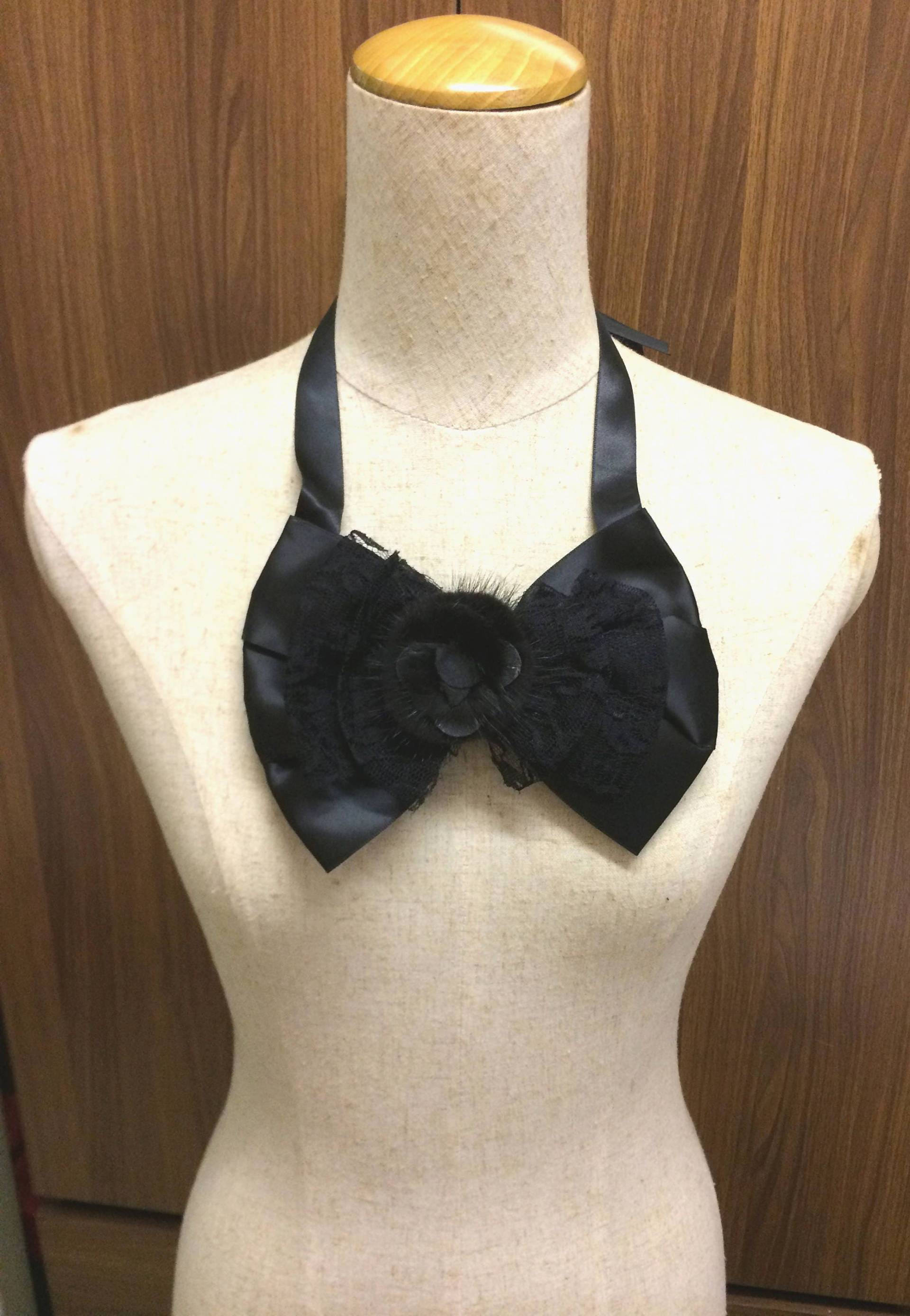 Vintage Große Schwarze Pelzige Frauenfliege von whatthefunk