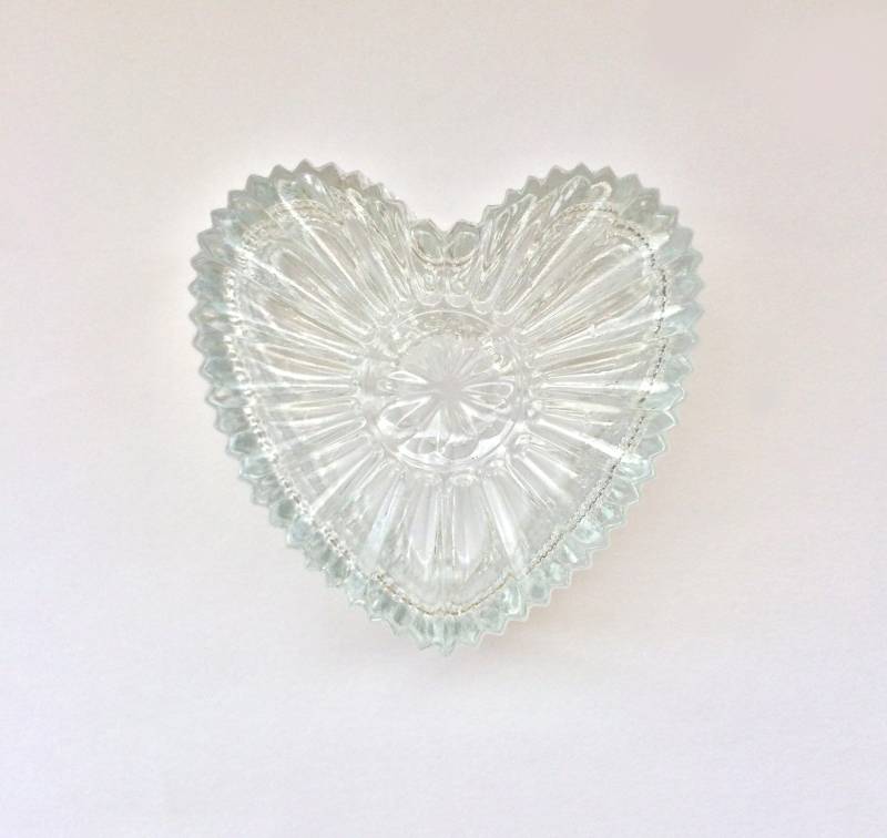 Vintage Italien Machte Glasherzförmige Schmuckschatulle Pressglas Trinket Dish Retro Container von whatthefunk