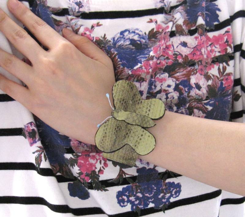 Vintage Schmetterling Faux Schlangenhaut Leder Hard Cuff Armband von whatthefunk