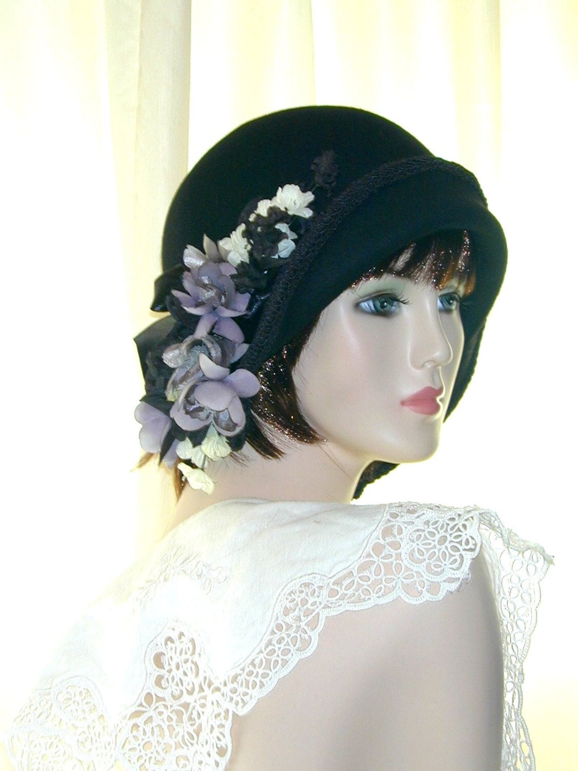 1920Er Jahre Cloche Hut Benutzerdefinierte Cabrio Mit Floralen Fascinator 1920Er Jahre Cloche Hut Benutzerdefinierte Cabrio Mit Floralen Fascinator von whimsandbrims