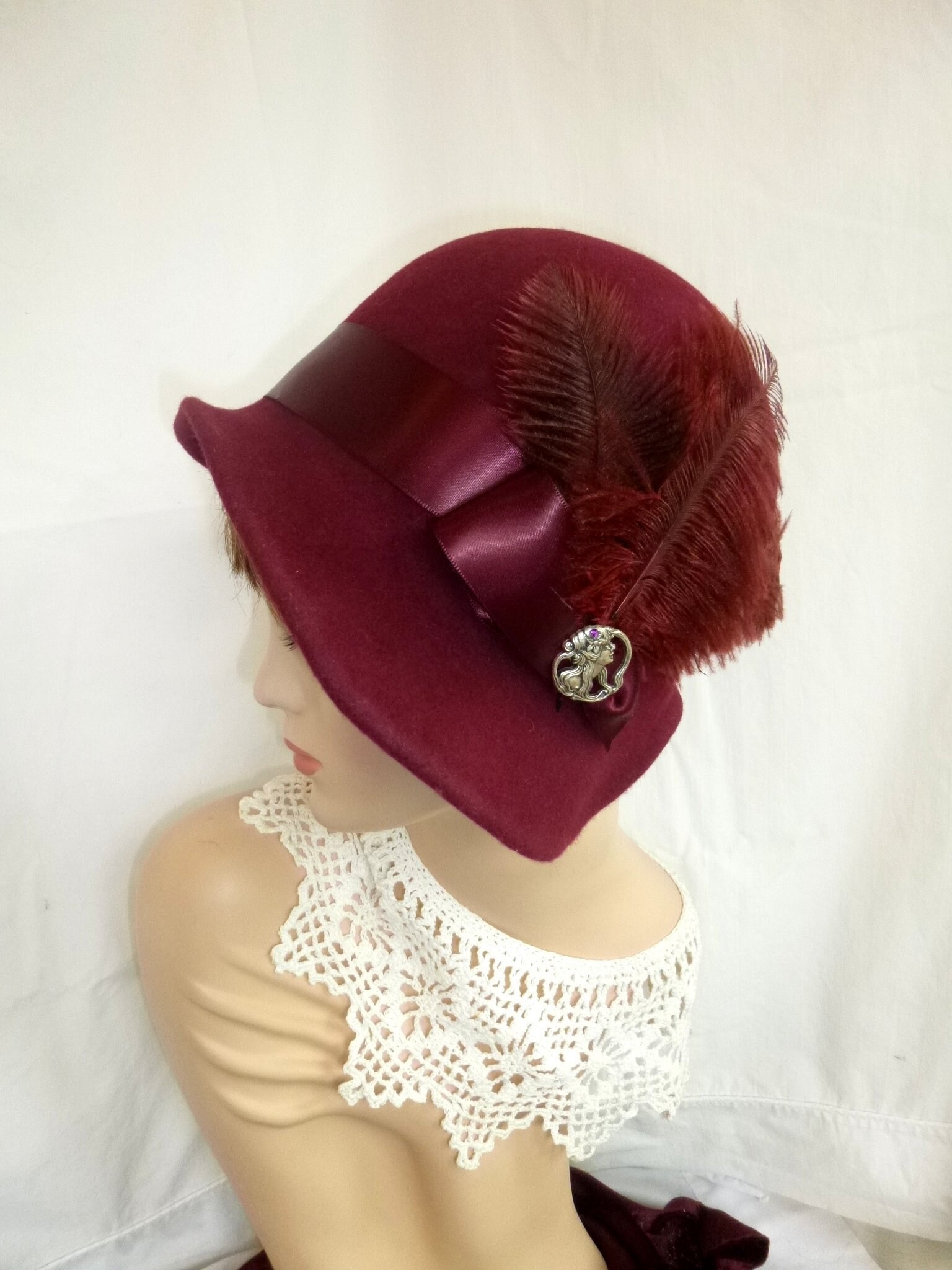 Vintage 1920Er Jahre Flapper Cloche Feder Fascinator Im Downton Abtei Stil Vintage 1920Er Jahre Flapper Cloche Feder Fascinator Im Downton Abtei Stil von whimsandbrims
