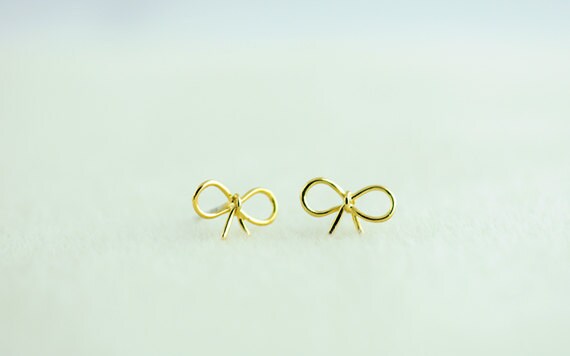 Ohrringe Gold Ribbon. Wenig Bow in Gold. Winzige Multifunktionsleiste Post Ohrringe von whimsyandmagic