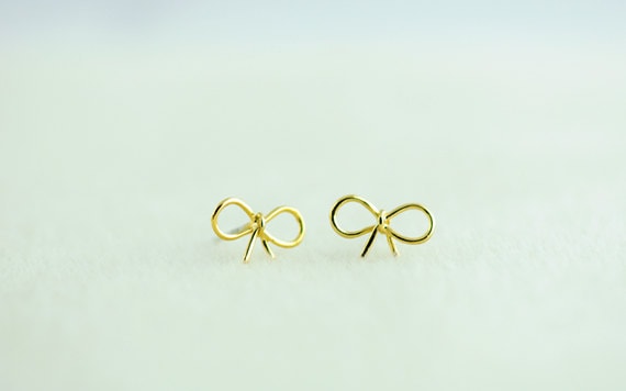 Ohrringe Gold Ribbon. Wenig Bow in Gold. Winzige Multifunktionsleiste Post Ohrringe von whimsyandmagic