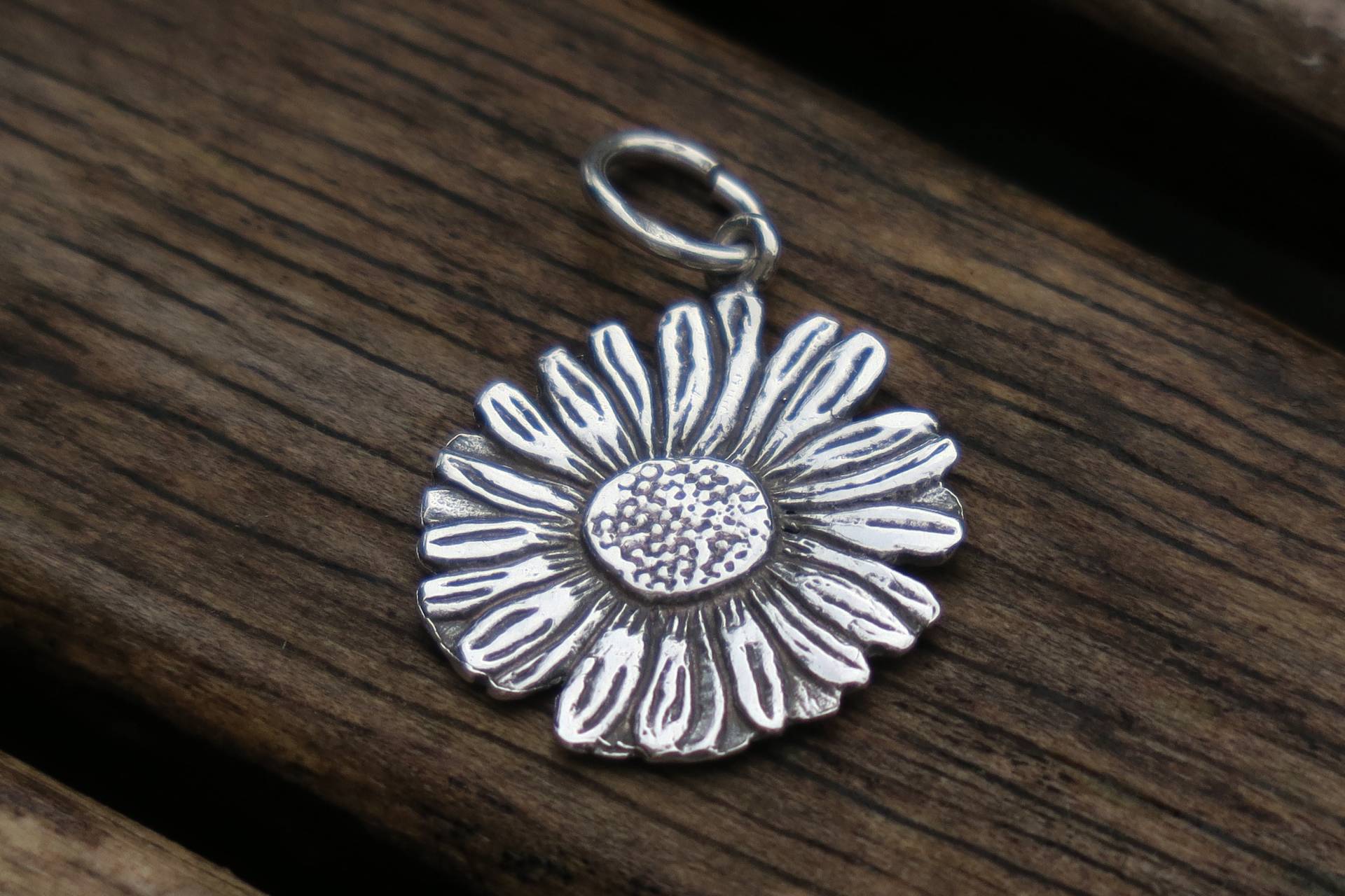 Gänseblümchen Anhänger Sterlingsilber Halskette Gänseblümchen Anhänger Sterlingsilber Halskette von whiteamberstudio