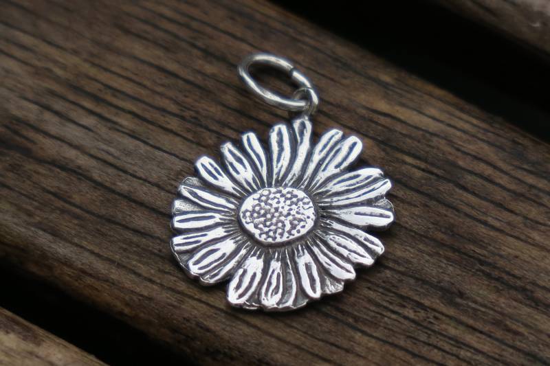 Gänseblümchen Anhänger Sterlingsilber Halskette Gänseblümchen Anhänger Sterlingsilber Halskette von whiteamberstudio