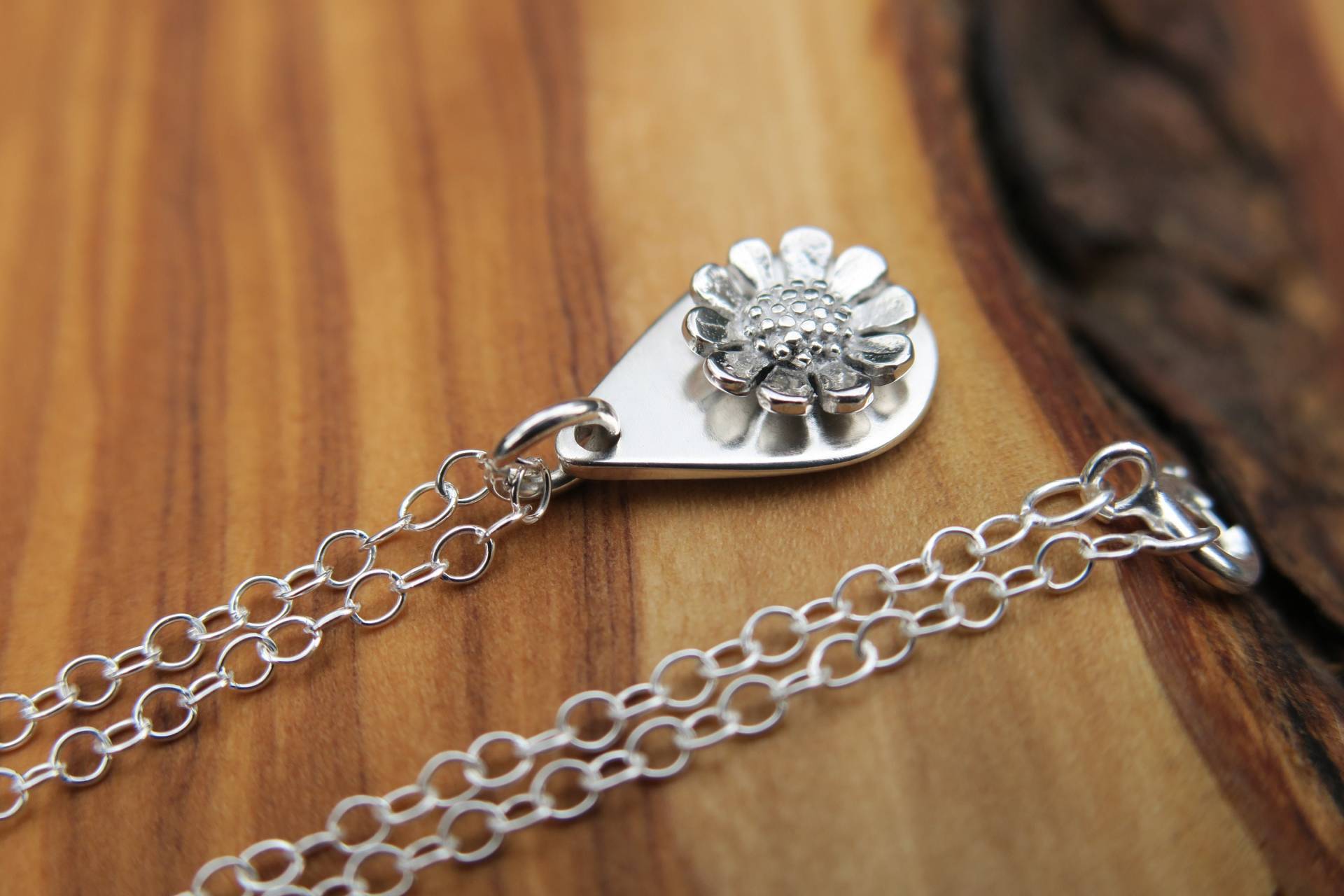 Gänseblümchen Halskette Sterling Silber Geburtsblumen Geburtstagsgeschenk Gänseblümchen Halskette Sterling Silber Geburtsblumen Geburtstagsgeschenk von whiteamberstudio