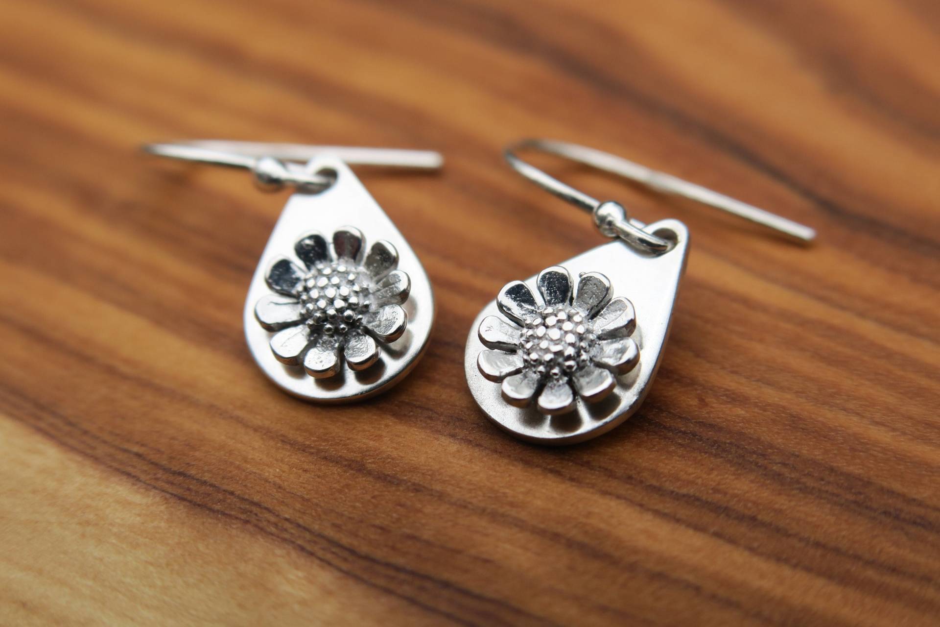 Gänseblümchen-sterlingsilber-Ohrringe Gänseblümchen-sterlingsilber-Ohrringe von whiteamberstudio
