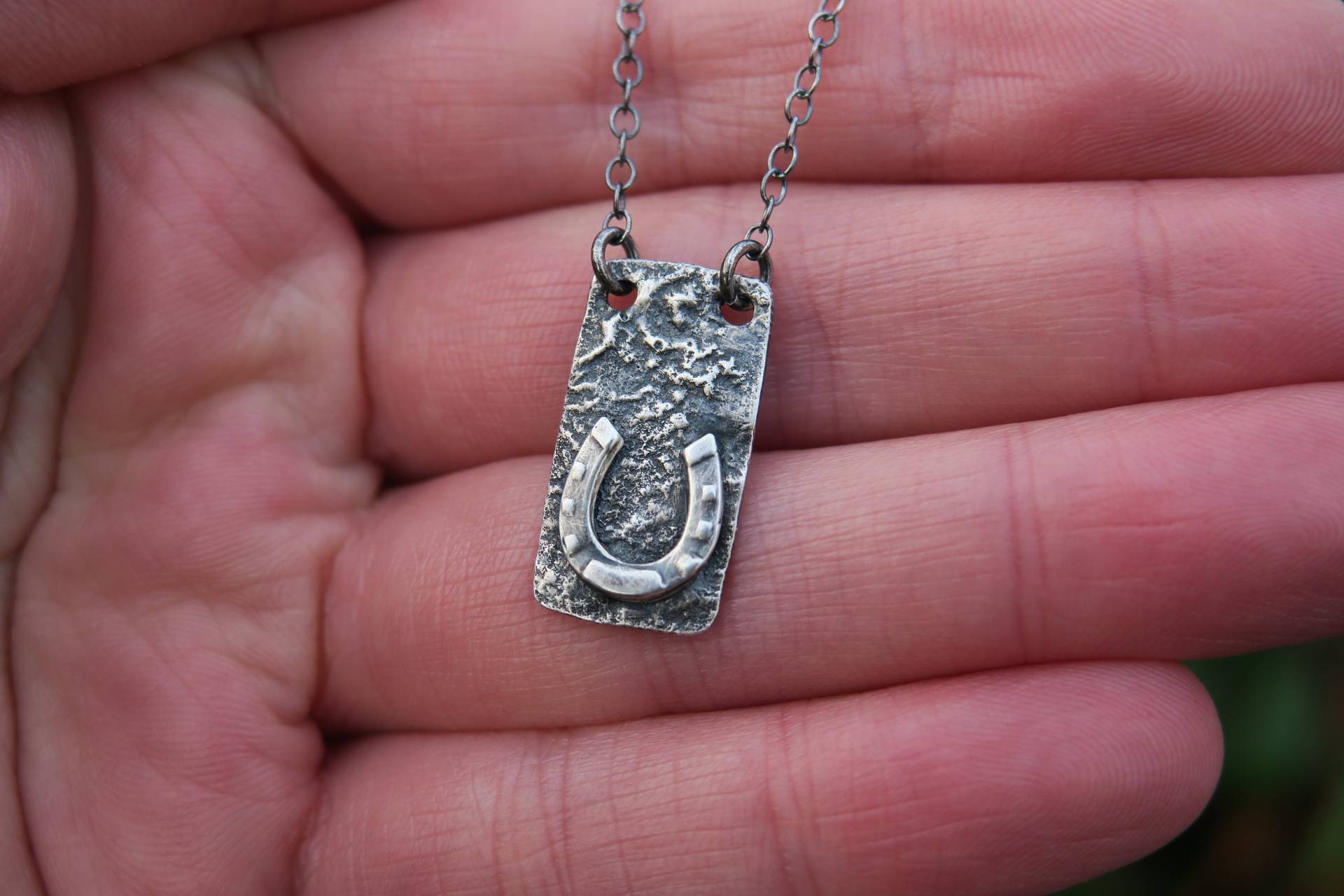 Hufeisen Anhänger Halskette Glück Roh Silber Rechteck Geburtstagsgeschenk Hufeisen Anhänger Halskette Glück Roh Silber Rechteck Geburtstagsgeschenk von whiteamberstudio
