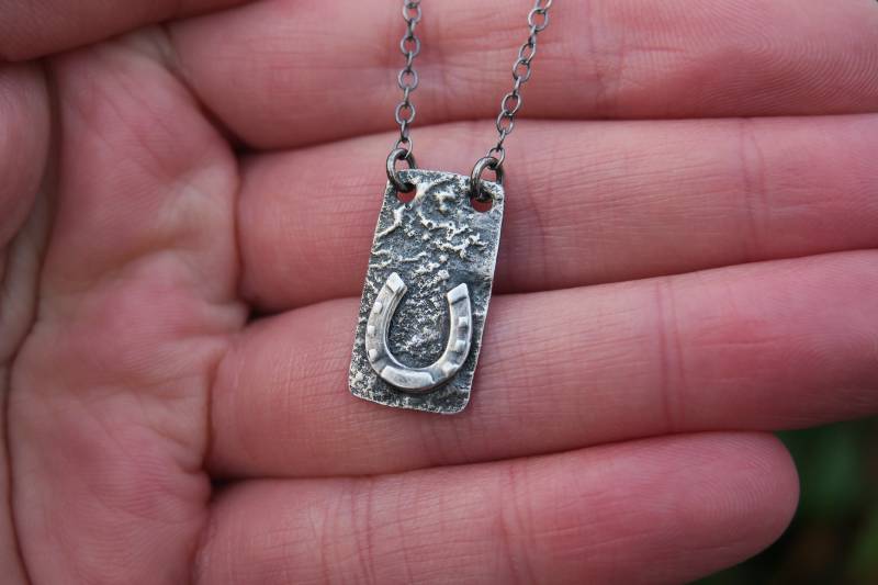 Hufeisen Anhänger Halskette Glück Roh Silber Rechteck Geburtstagsgeschenk Hufeisen Anhänger Halskette Glück Roh Silber Rechteck Geburtstagsgeschenk von whiteamberstudio