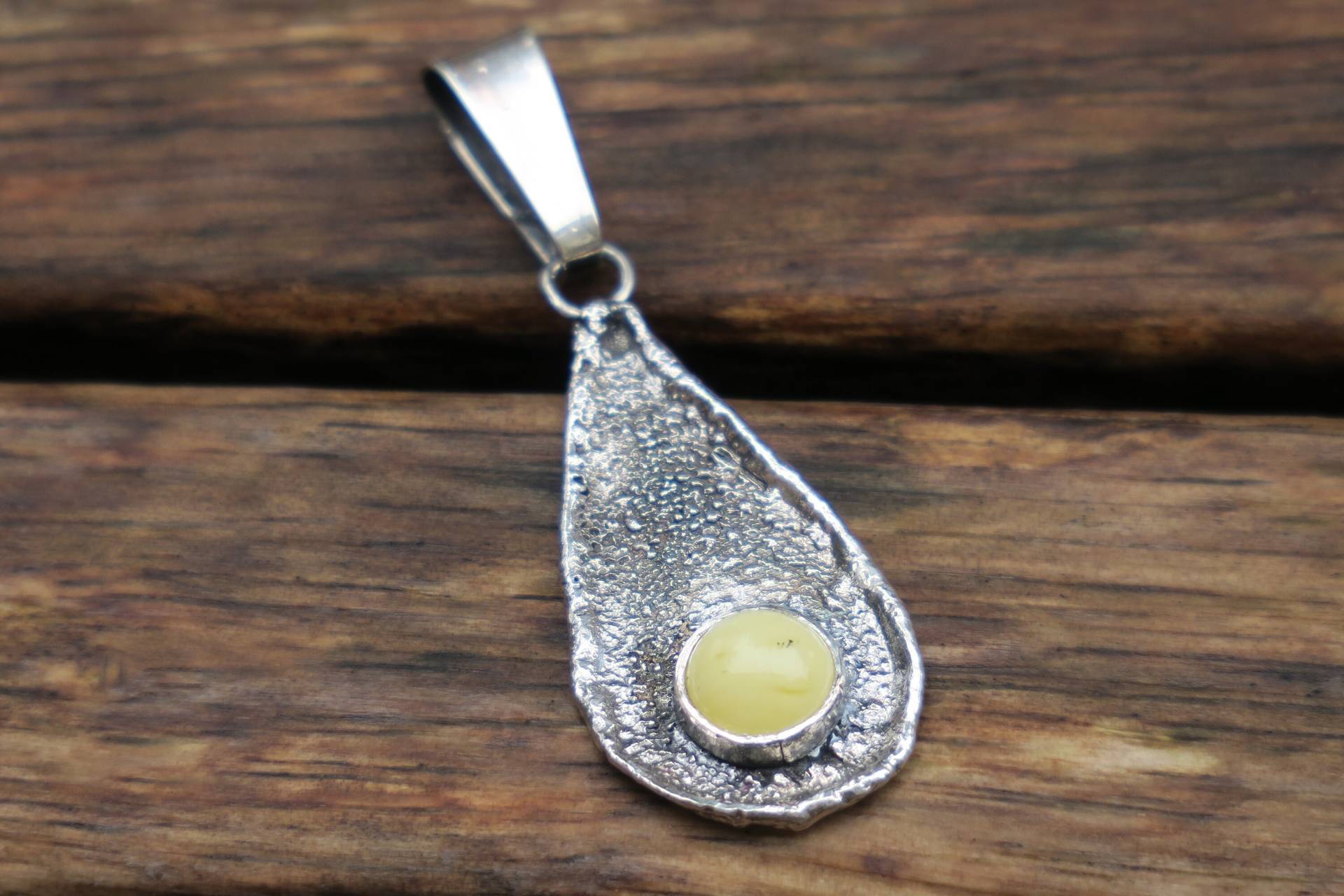Roher Silber Bernstein Anhänger Tropfen Oxidierter Silberschmuck Handgefertigte Bernsteinkette Roher Silber Bernstein Anhänger Tropfen Oxidierter Silberschmuck Handgefertigte Bernsteinkette von whiteamberstudio