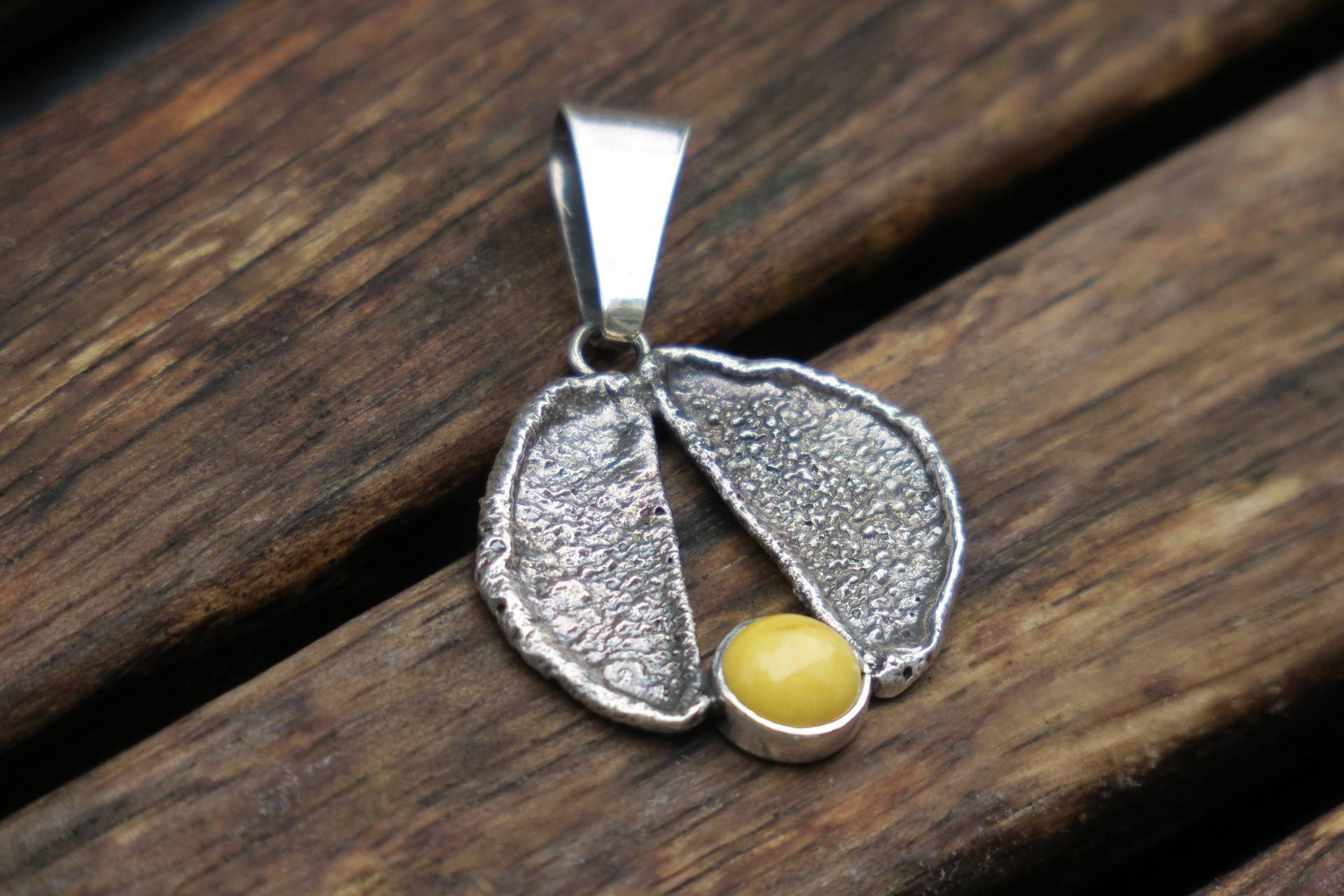 Rohsilber Bernstein Anhänger Oxidierte Silber Schmuck Handgefertigte Bernstein-Halskette Rohsilber Bernstein Anhänger Oxidierte Silber Schmuck Handgefertigte Bernstein-Halskette von whiteamberstudio