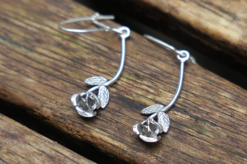Rosen-Ohrringe Aus Sterlingsilber Leichte Silber Ohrringe Ohrhänger Alltags Rosen-Ohrringe Aus Sterlingsilber Leichte Silber Ohrringe Ohrhänger Alltags von whiteamberstudio