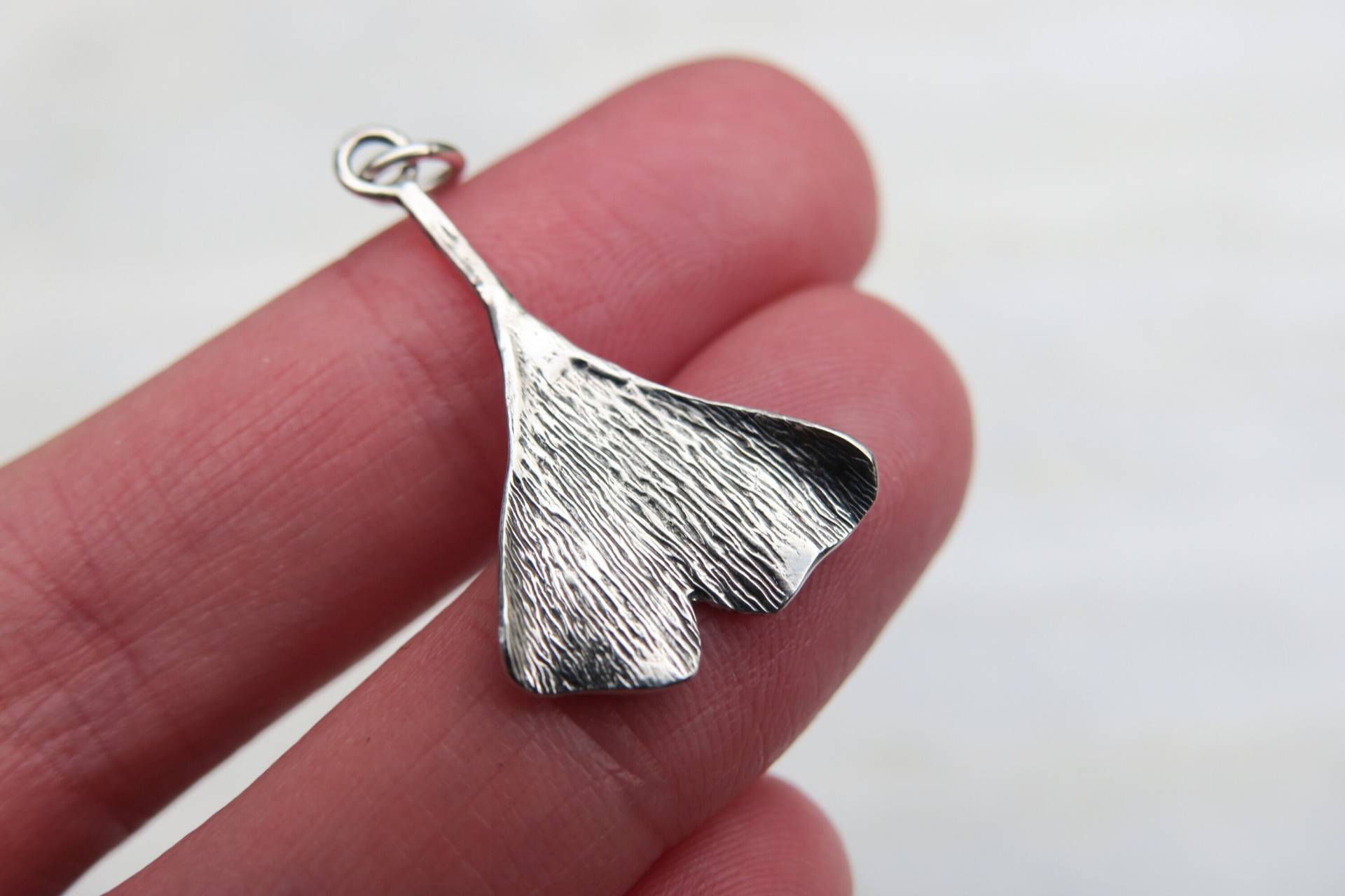 Silber Ginkgo Blatt Anhänger Pflanze Sterling Halskette Weihnachtsgeschenk Silber Ginkgo Blatt Anhänger Pflanze Sterling Halskette Weihnachtsgeschenk von whiteamberstudio
