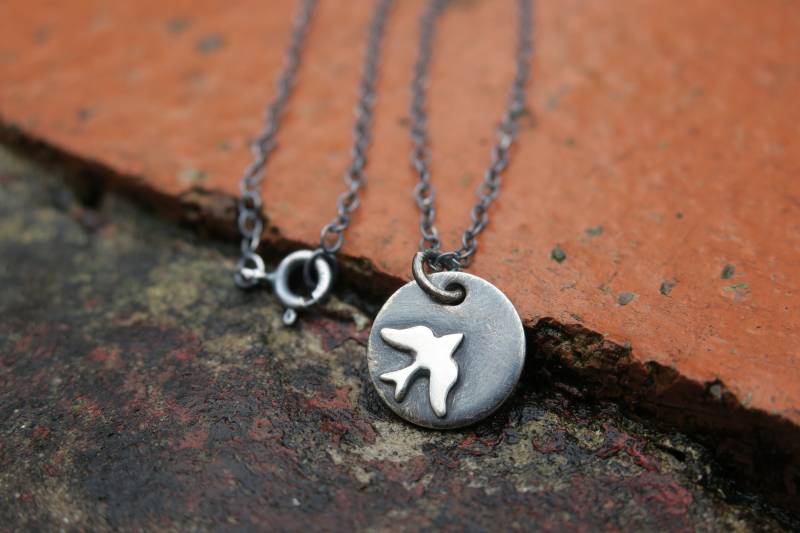 Silber Kreis Halskette Vogel Anhänger Silber Kreis Halskette Vogel Anhänger von whiteamberstudio