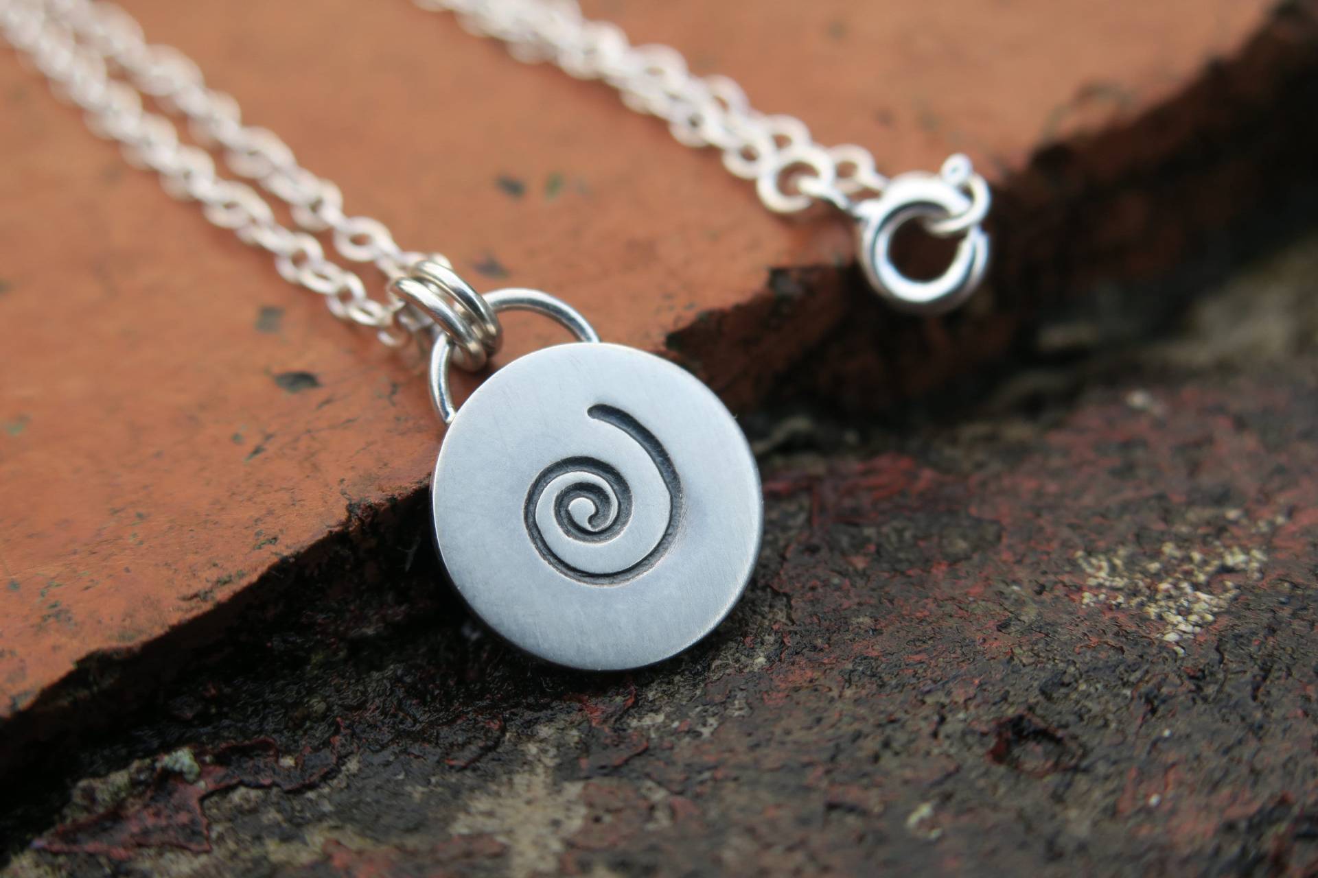 Spiral-Anhänger Halskette Silber Kreis Geburtstagsgeschenke Spiral-Anhänger Halskette Silber Kreis Geburtstagsgeschenke von whiteamberstudio