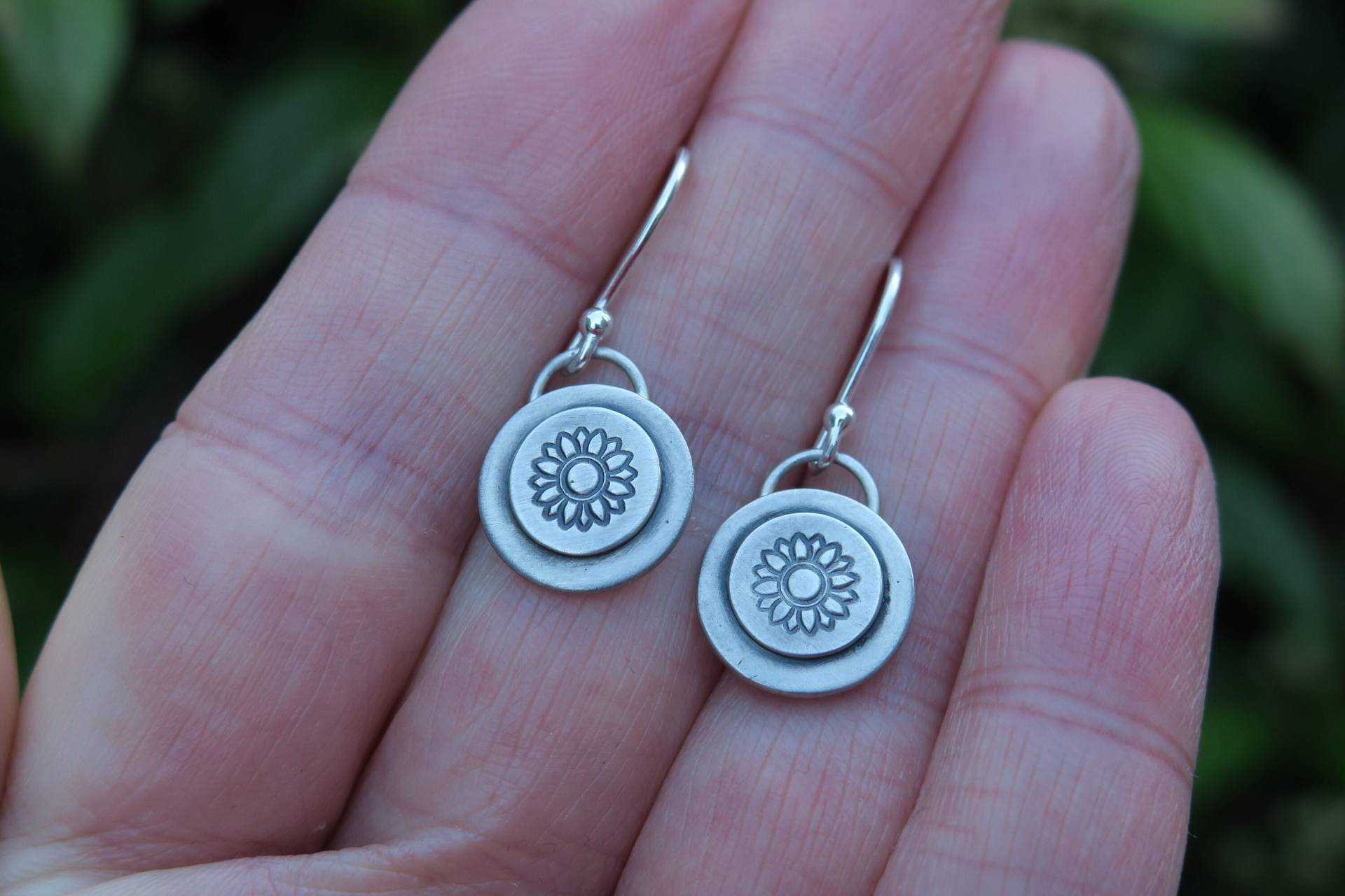Sunflower Ohrhänger Sterling Silber Layered Ohrringe Sunflower Ohrhänger Sterling Silber Layered Ohrringe von whiteamberstudio