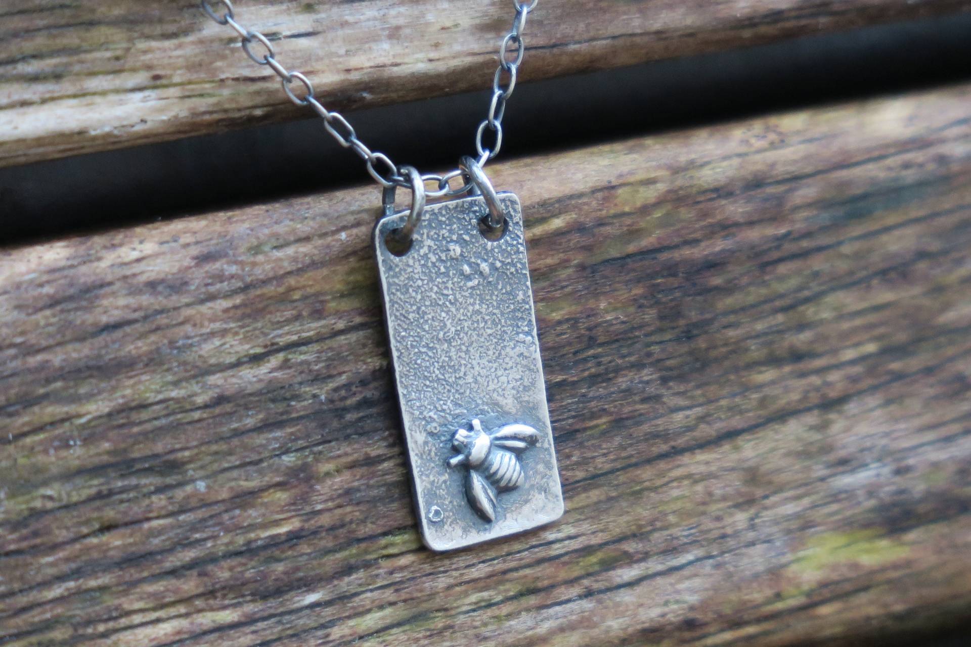 Vertikale Leiste Biene Halskette Roh Silber Anhänger Bienen Schmuck Vertikale Leiste Biene Halskette Roh Silber Anhänger Bienen Schmuck von whiteamberstudio