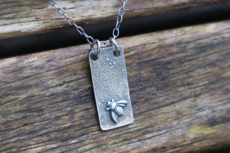 Vertikale Leiste Biene Halskette Roh Silber Anhänger Bienen Schmuck Vertikale Leiste Biene Halskette Roh Silber Anhänger Bienen Schmuck von whiteamberstudio