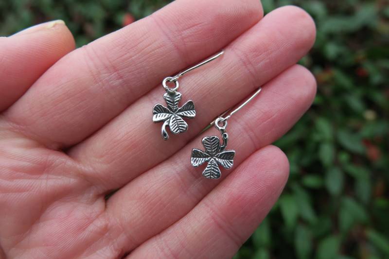 Vier Kleeblatt Ohrringe Glück Geschenk Glücksklee Sterling Silber 4 Blatt Klee Schmuck Vier Kleeblatt Ohrringe Glück Geschenk Glücksklee Sterling Silber 4 Blatt Klee Schmuck von whiteamberstudio