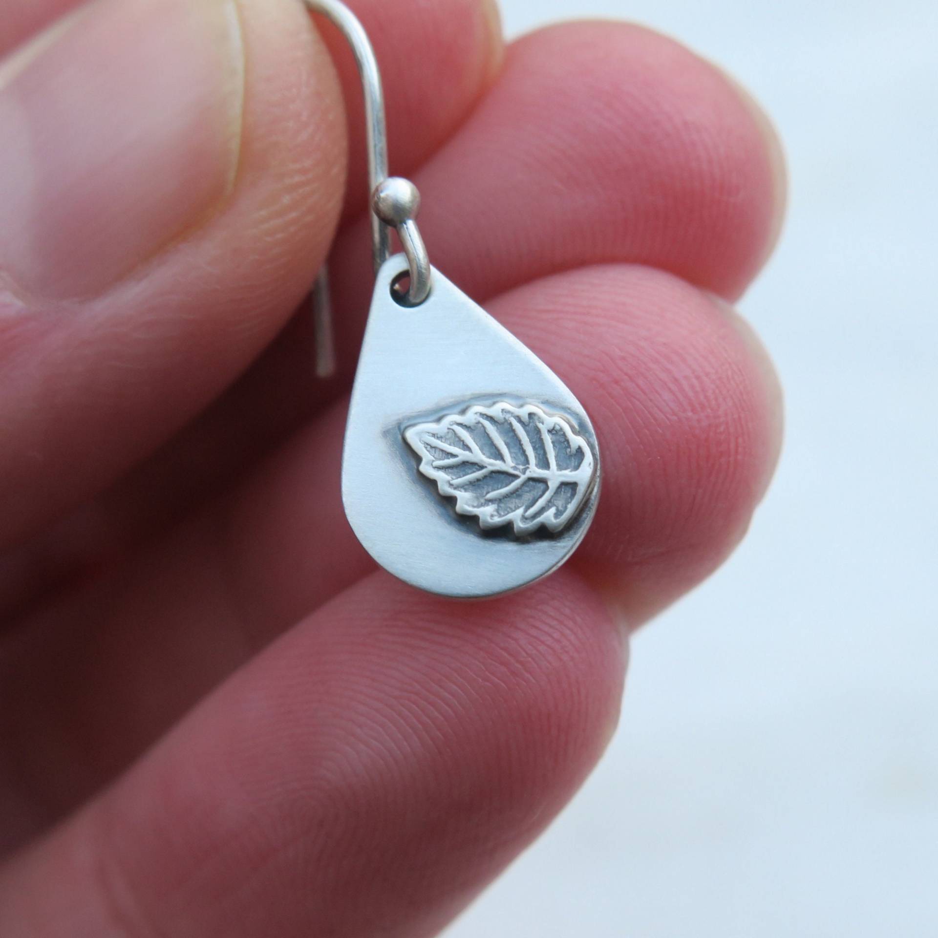 Zierliche Ohrringe Kleine Träne Silber Alltags Blatt Schmuck Zierliche Ohrringe Kleine Träne Silber Alltags Blatt Schmuck von whiteamberstudio