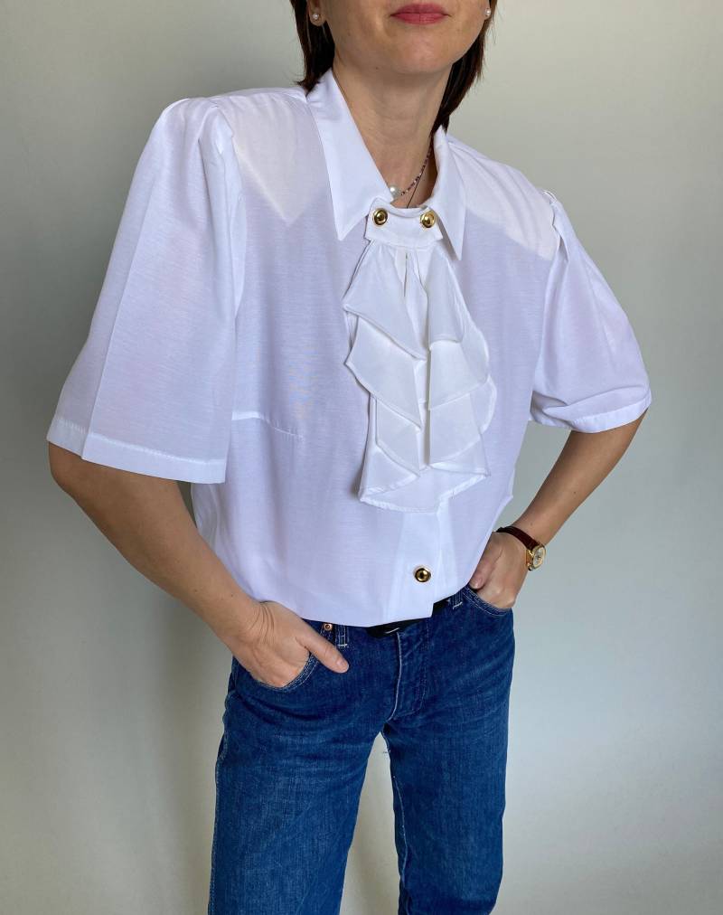 Vintage Weiße Jabot Bluse Oversize Schultern, Gr. M-L von whiteaporter
