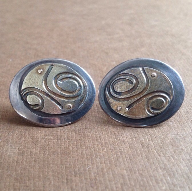 Vintage Oval 18 Karat Gold Und Sterling Handwerker Genietet Ohrstecker Vintage Oval 18 Karat Gold Und Sterling Handwerker Genietet Ohrstecker von whitebirch