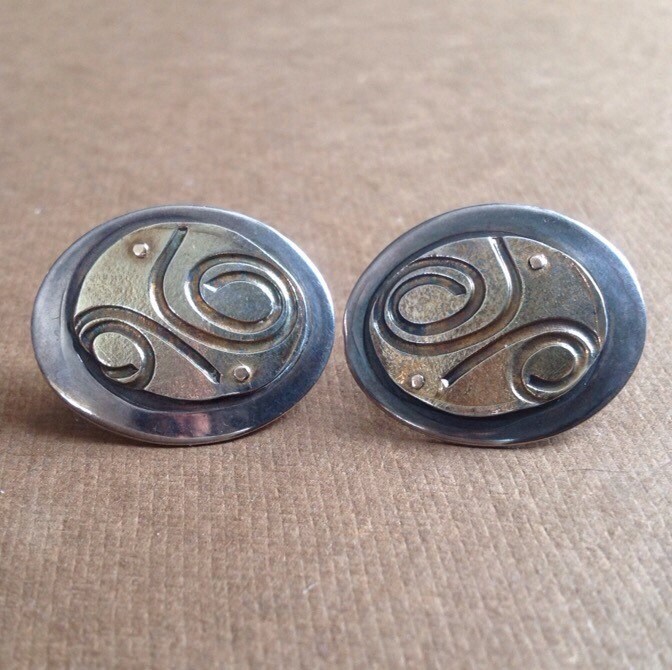Vintage Oval 18 Karat Gold Und Sterling Handwerker Genietet Ohrstecker Vintage Oval 18 Karat Gold Und Sterling Handwerker Genietet Ohrstecker von whitebirch