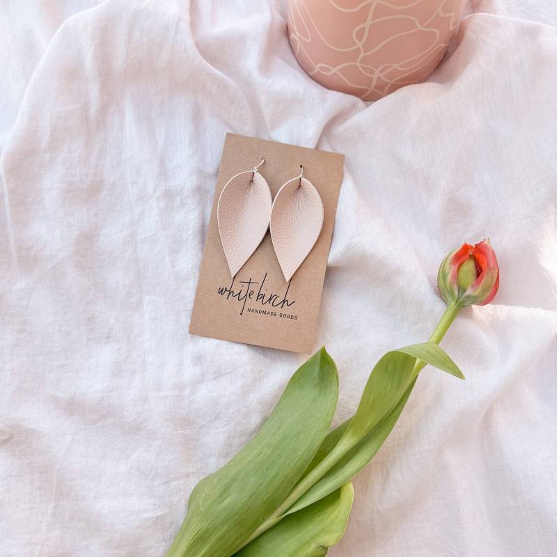 Blush Pink Pinched Blütenblatt Ohrringe, Hellrosa Leder Blatt Ohrringe Blush Pink Pinched Blütenblatt Ohrringe, Hellrosa Leder Blatt Ohrringe von whitebirchhandmade