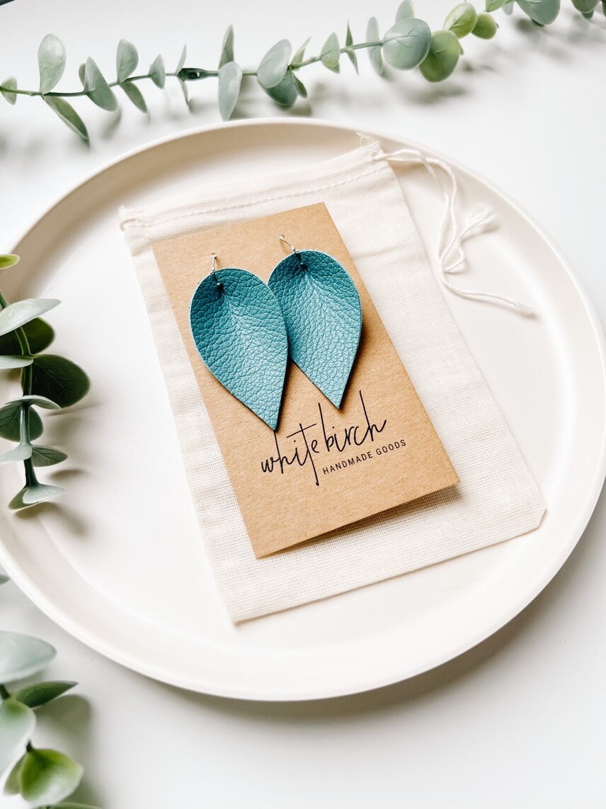 Pfauenblaue Lederohrringe, Himmelblaue Ohrringe Mit Eingeklemmter Blüte Pfauenblaue Lederohrringe, Himmelblaue Ohrringe Mit Eingeklemmter Blüte von whitebirchhandmade