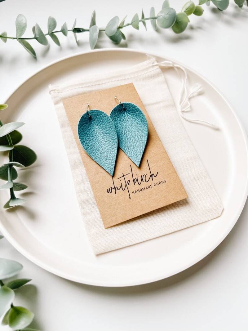 Pfauenblaue Lederohrringe, Himmelblaue Ohrringe Mit Eingeklemmter Blüte Pfauenblaue Lederohrringe, Himmelblaue Ohrringe Mit Eingeklemmter Blüte von whitebirchhandmade