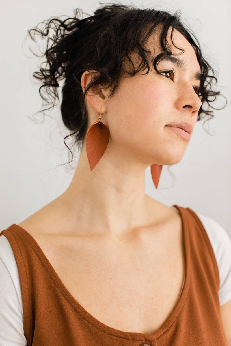 Yukon Cognac Braun Leder Ohrringe, Warme Neutral Statement Schmuck Blatt Ohrringe Yukon Cognac Braun Leder Ohrringe, Warme Neutral Statement Schmuck Blatt Ohrringe von whitebirchhandmade