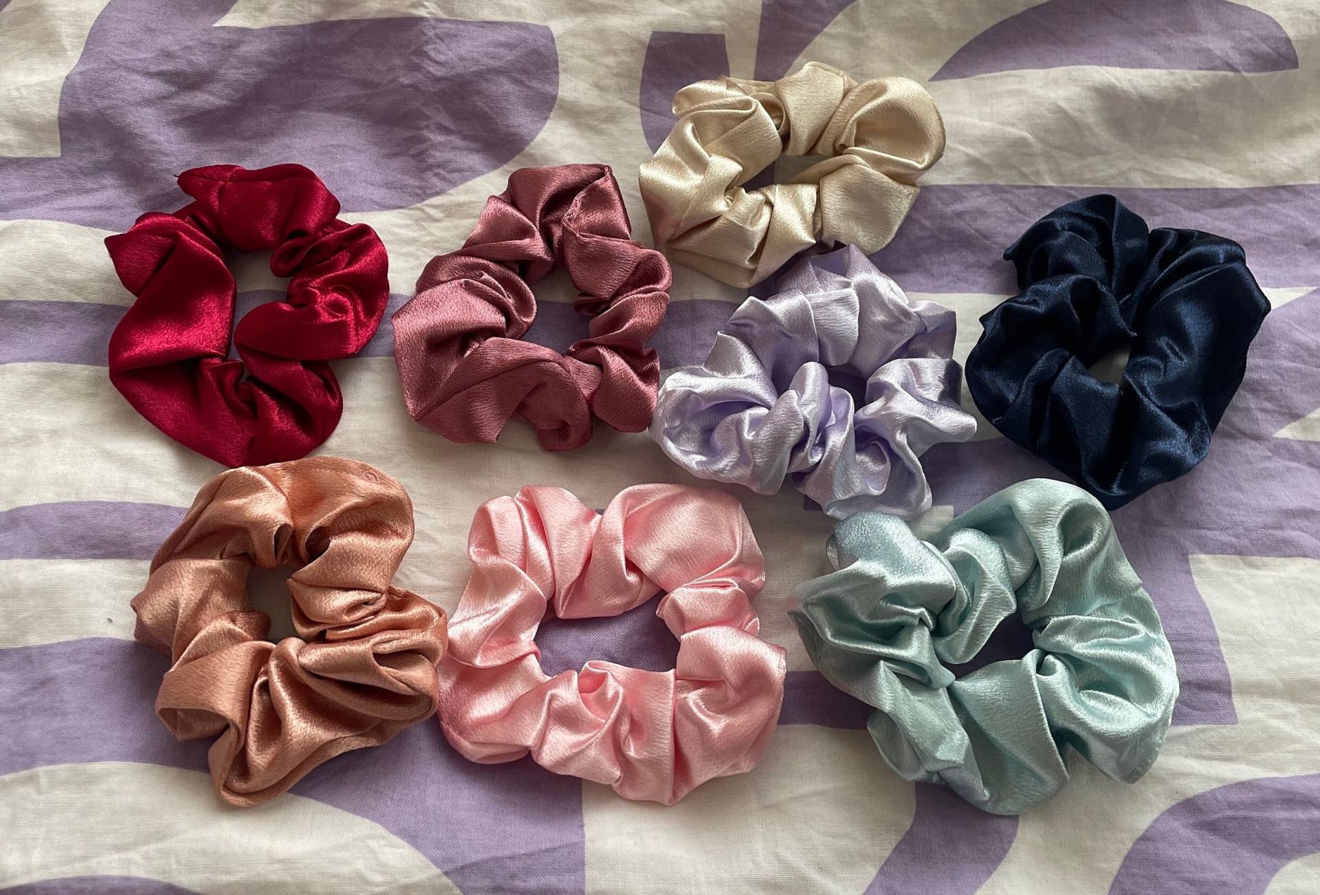 Seidige Scrunchies - Farben Lila, Rosa, Gold, Rot, Türkis, Dunkelblau, Kupfer | Haar-Accessoires Für Frauen, Sanfte Haargummis Seidige Scrunchies - Farben Lila, Rosa, Gold, Rot, Türkis, Dunkelblau, Kupfer | Haar-Accessoires Für Frauen, Sanfte Haargummis von wichtigeDinge
