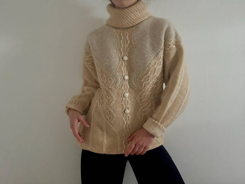 Vintage Handknit Mohair Sweater Cream Beige | 80S Textured Cable Knit Turtleneck Pullover With Buttons Handmade Romantic Winter Jumper von wiepferdegaloppieren