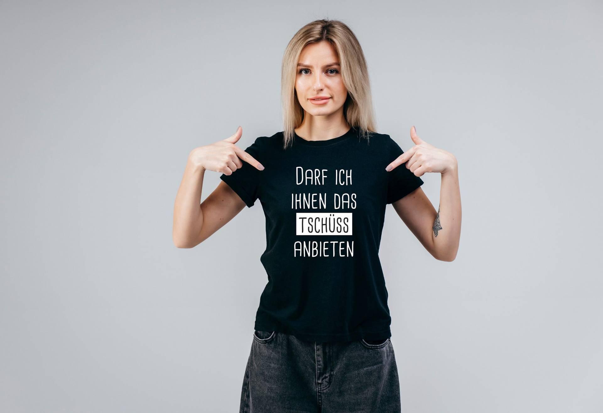 T-Shirt Mit Spruch, Lustiger Spruch "Darf Ich Ihnen Das Tschüss Anbieten" T-Shirt Mit Spruch, Lustiger Spruch "Darf Ich Ihnen Das Tschüss Anbieten" von wikimDE