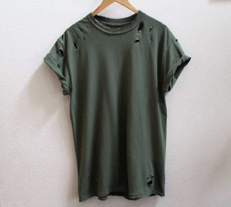 Distressed Military Green Unisex Softstyle Shirt S-3xl von wildblacksheep